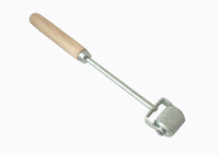 Ролик прикаточный металл диаметр 30 мм ширина 31 мм длинная деревянная ручка на пластине